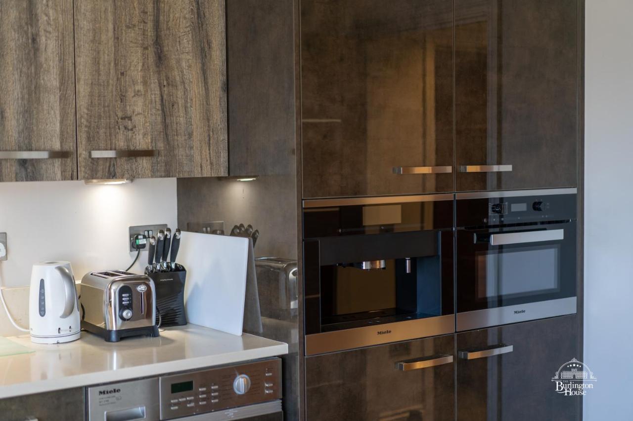 Burlington House Boutique Bed & Breakfast Oxford Exterior photo A kitchen with a built-in microwave oven