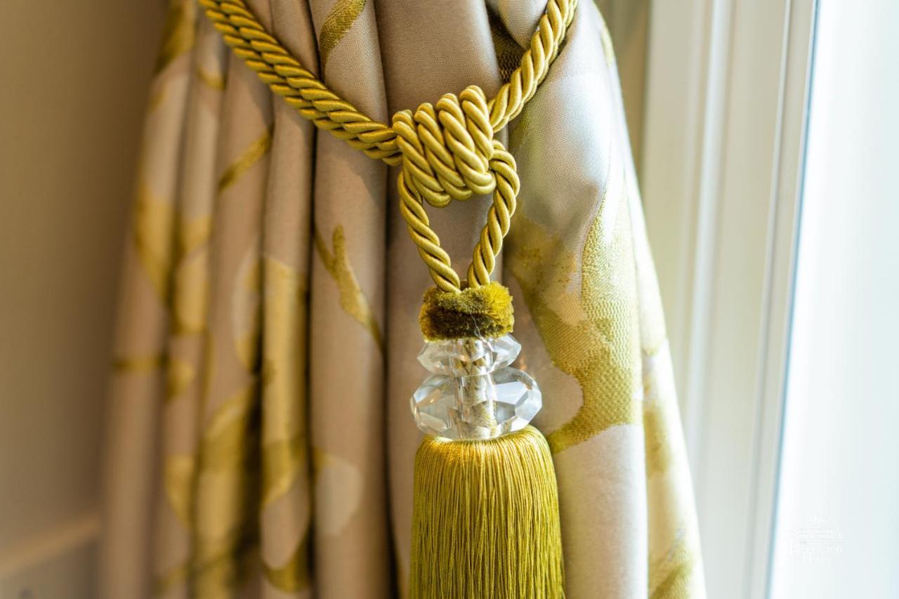 Burlington House Boutique Bed & Breakfast Oxford Exterior photo A curtain tieback