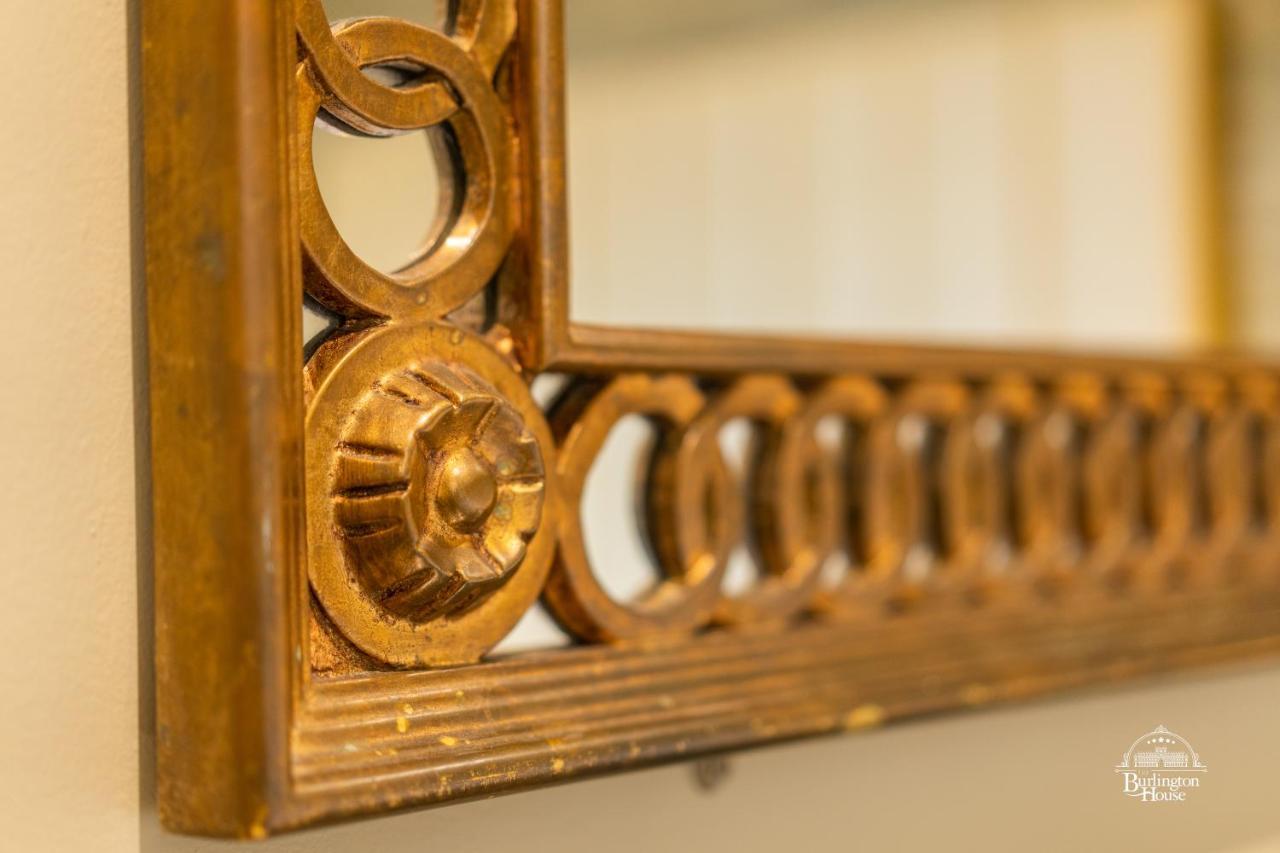 Burlington House Boutique Bed & Breakfast Oxford Exterior photo Detail of the mirror frame