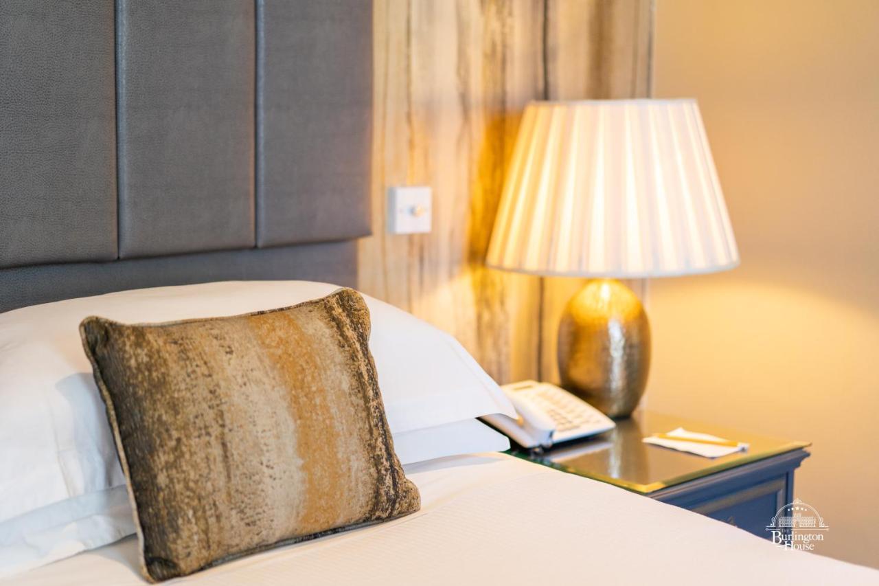 Burlington House Boutique Bed & Breakfast Oxford Exterior photo A lamp on a bedside table