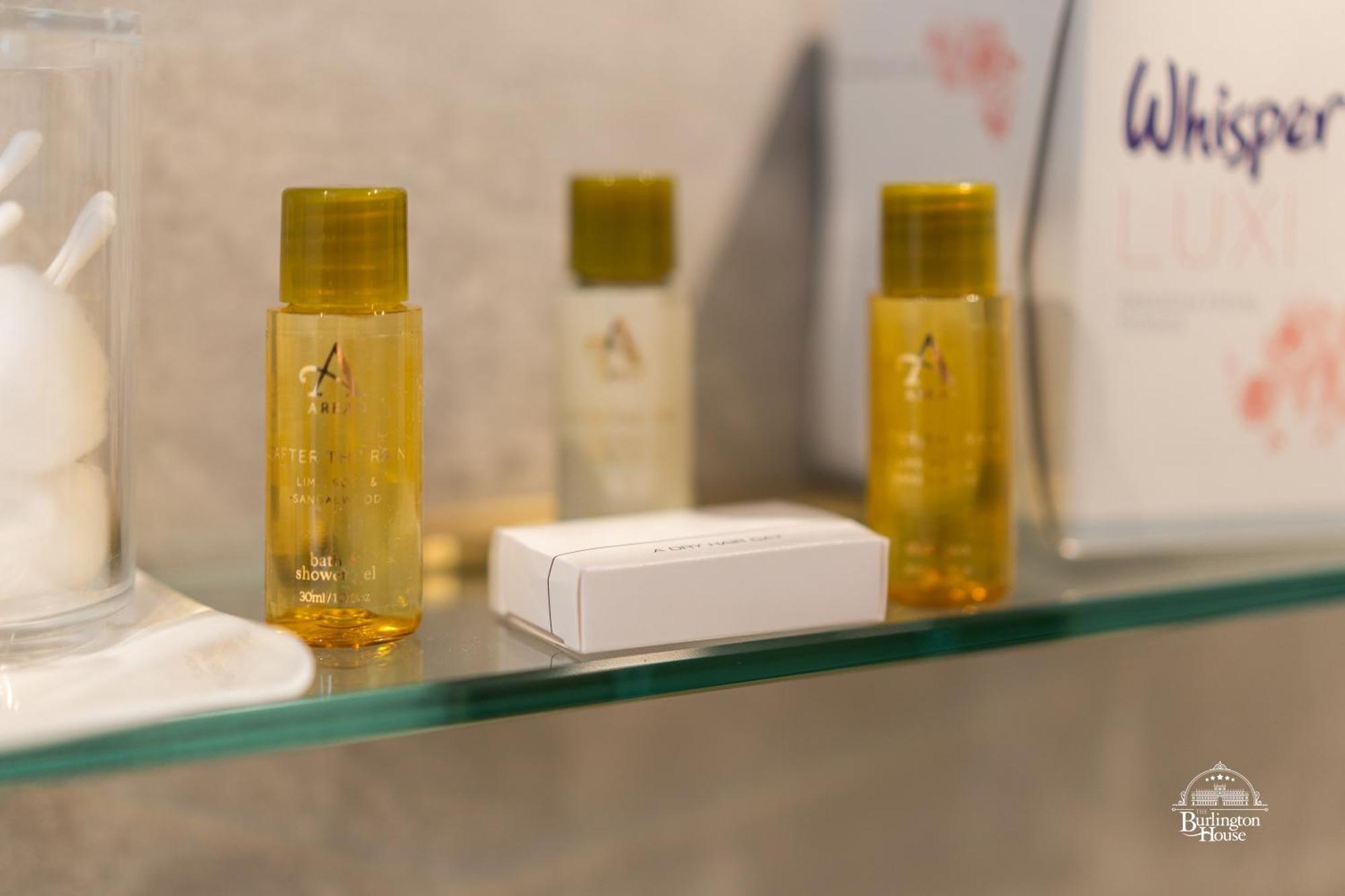 Burlington House Boutique Bed & Breakfast Oxford Room photo A selection of amenities by the brand