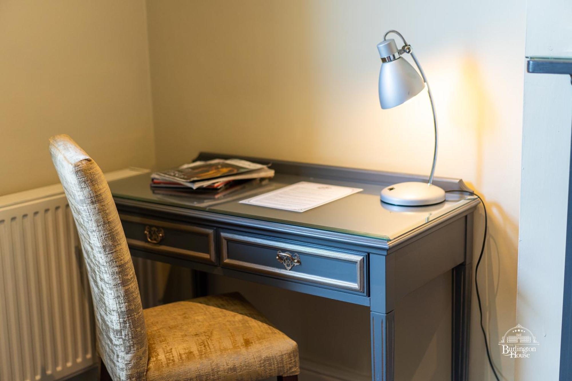 Burlington House Boutique Bed & Breakfast Oxford Room photo A desk lamp