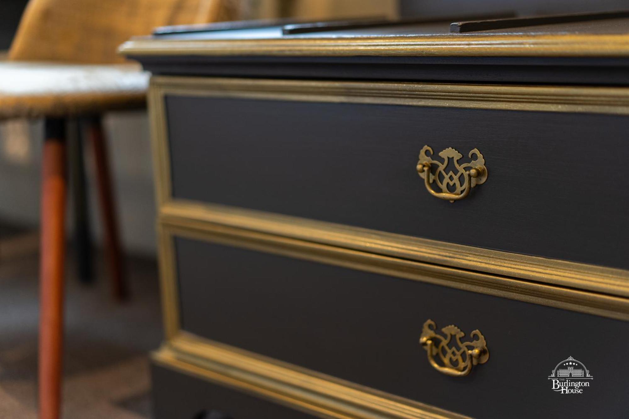 Burlington House Boutique Bed & Breakfast Oxford Room photo A piece of furniture with a gold leaf finish