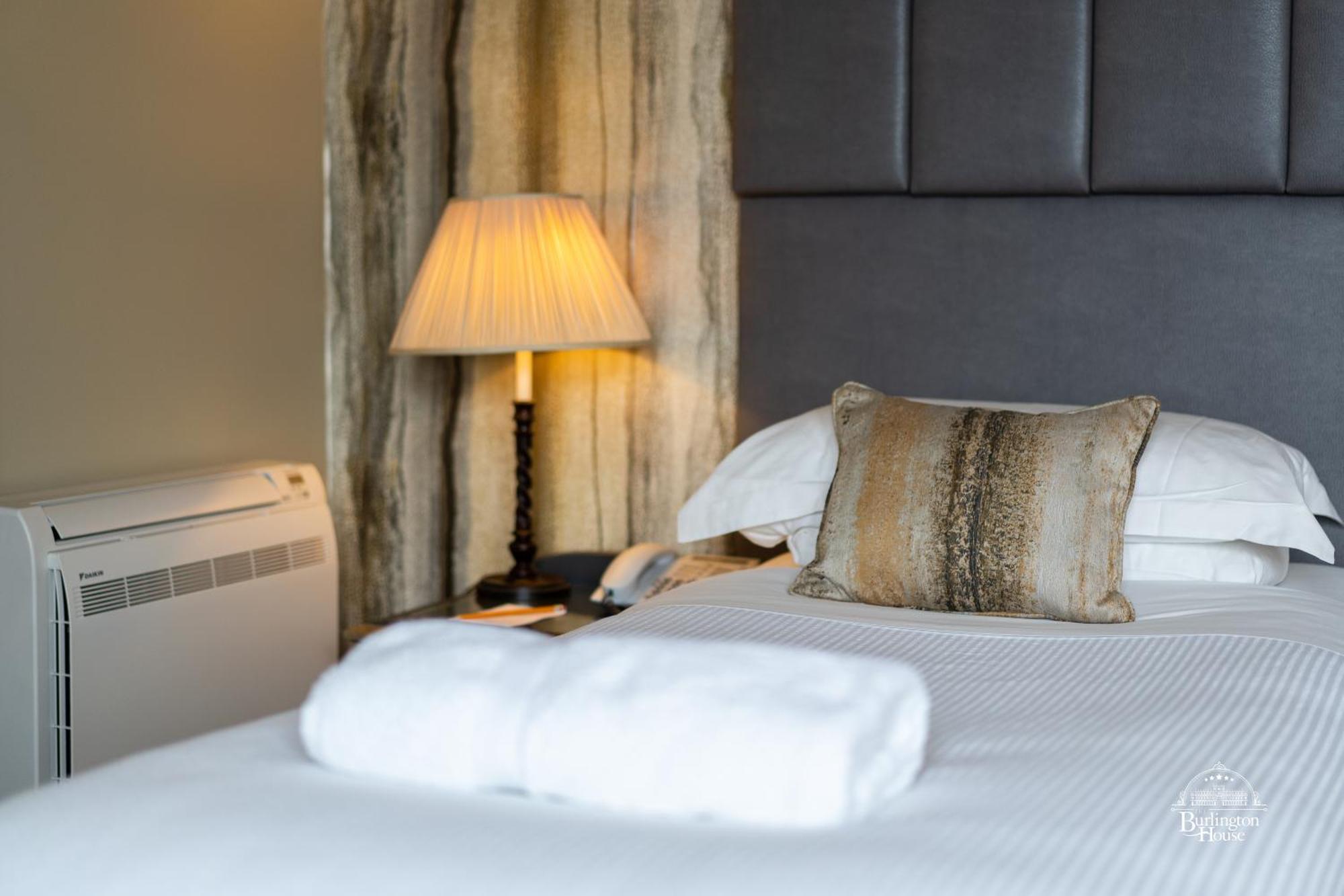 Burlington House Boutique Bed & Breakfast Oxford Room photo A bed with a lamp and a pillow