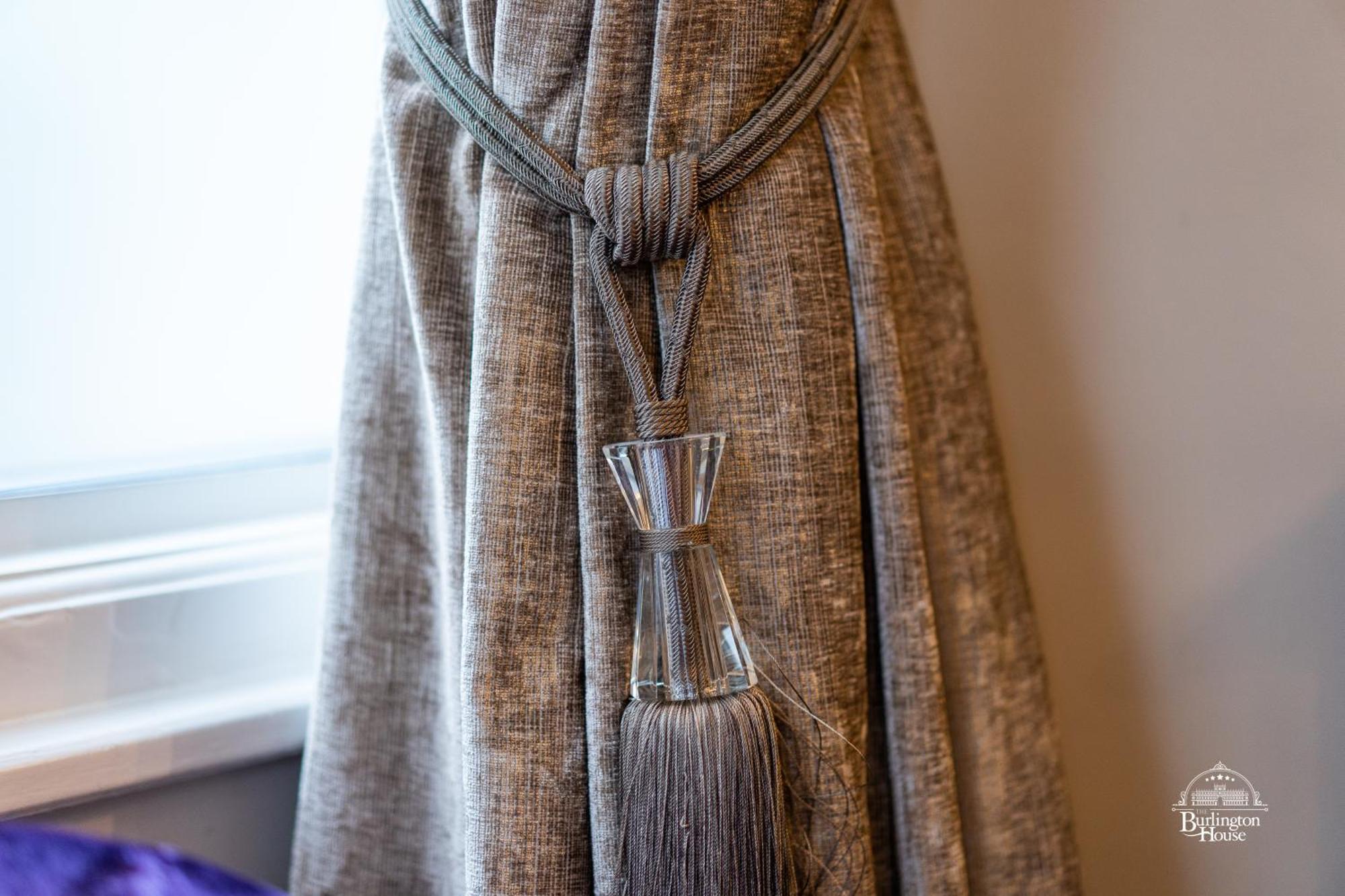 Burlington House Boutique Bed & Breakfast Oxford Room photo A curtain tieback
