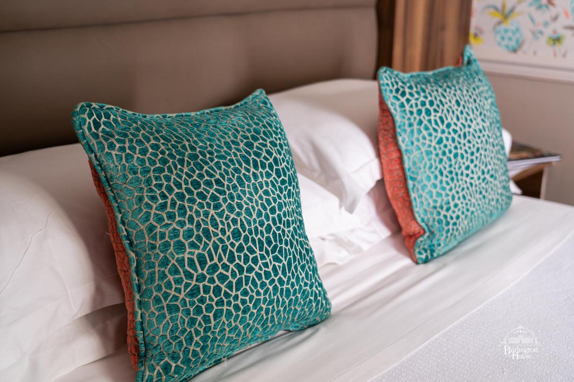 Burlington House Boutique Bed & Breakfast Oxford Room photo Cushions made from genuine stingray leather