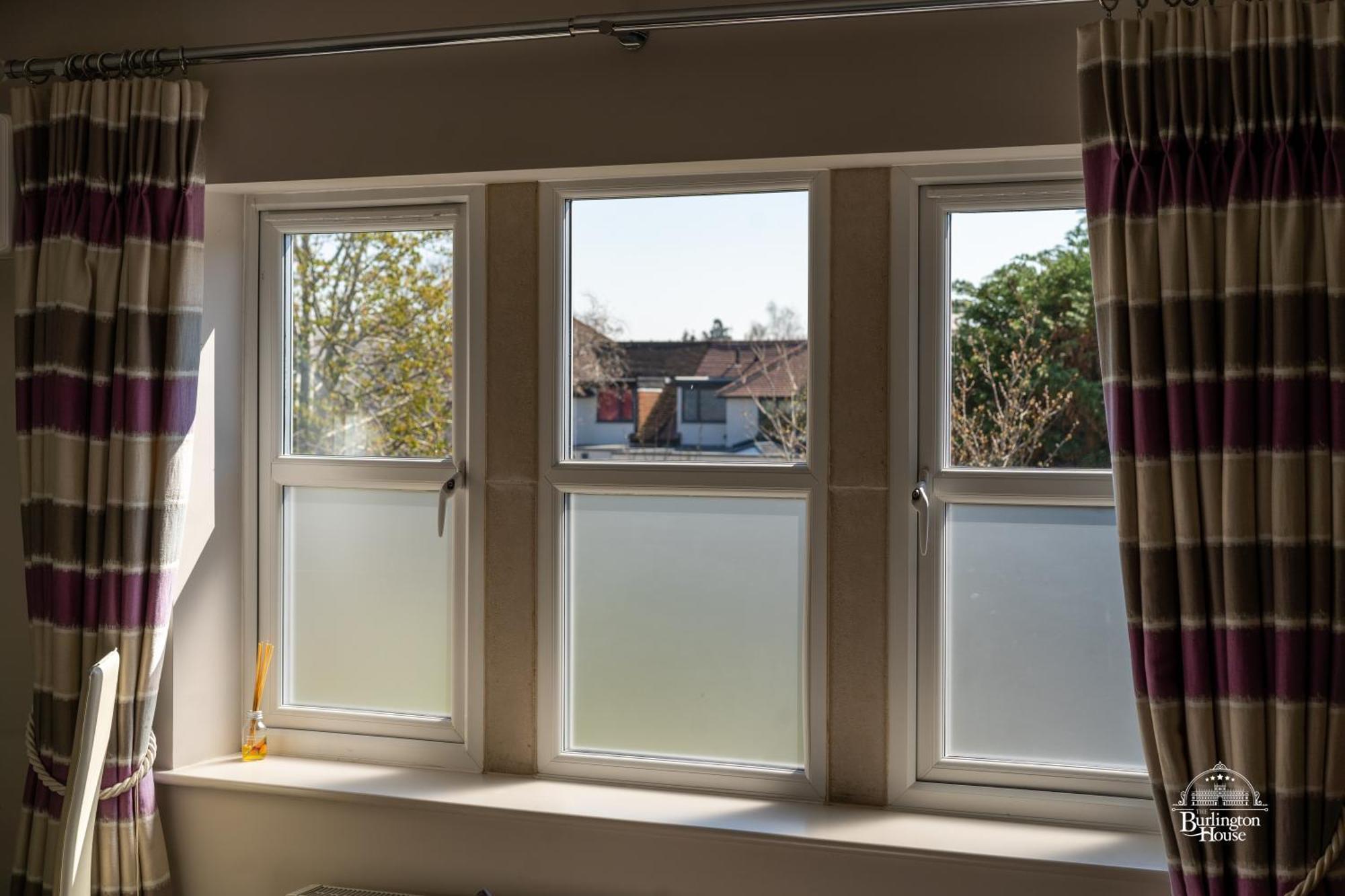 Burlington House Boutique Bed & Breakfast Oxford Exterior photo A window with a privacy film installed